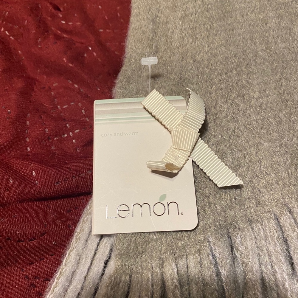 NWT Lemon women’s soft wool scarf/shawl/wrap